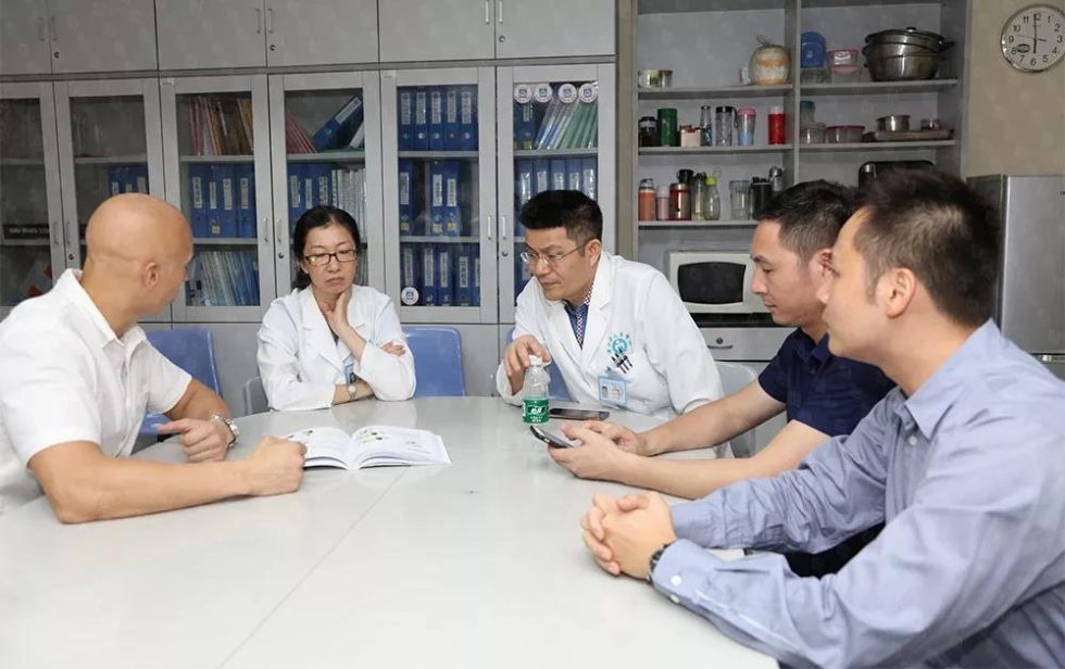 刘木彪博士（中）、韩凤珍主任医师（左二）与西里尔•皮卡德（左一）、陈楚俊医学博士（右二）等专家就中法产后康复的差异等问题进行热烈的探讨。