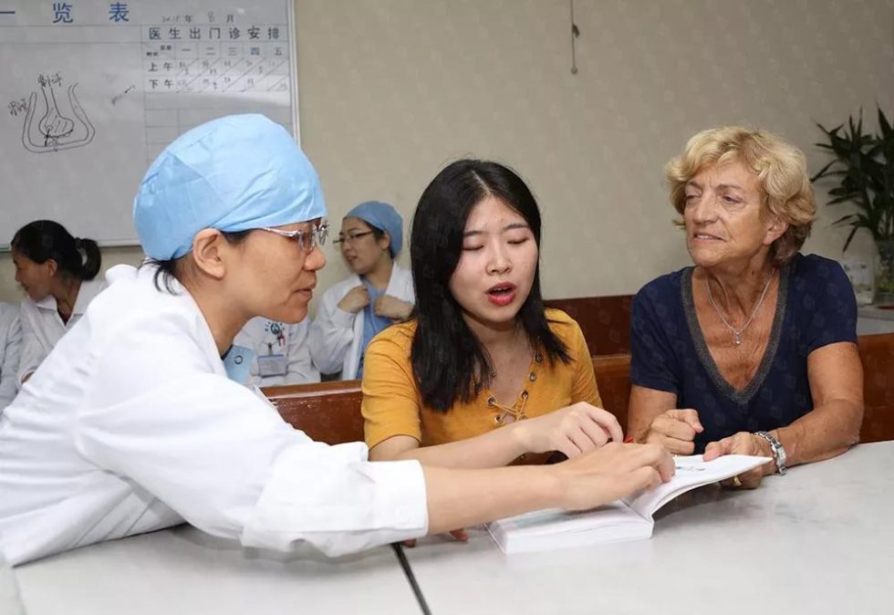 德嘉斯奎博士（右）对广东省人民医院妇产科医护人员的咨询给予专业答复。