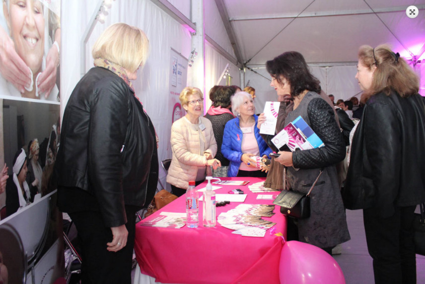 10月13日， 法国赫尔曼医院举办”粉红十月·乳腺癌防治开放日“， 近千名追求健康美丽的女性到场， 当中包括众多通过 法国赫尔曼医院”乳腺多学科全程管理“ 得到全面康复的女士。